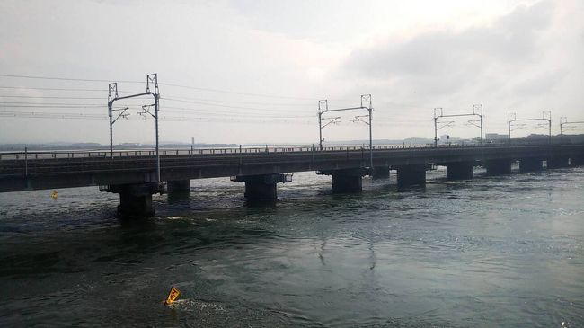 東海道線・ロングシート普通列車で地獄の ...