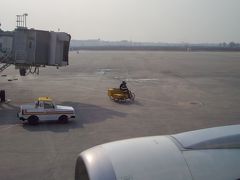 １３：５５に西安に到着。直行便なので４時間弱でした。
空港の中はたいていどこの国でも同じような光景ですが、ここはなんと自転車が荷物を運んでます。中国に来たんだな、と実感。