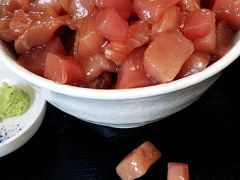 こんな感じ。マグロ8:2ごはんの割合。マグロはヅケで、ごはんは酢飯と白飯から選べます。何も言わないと酢飯です。まぐろメンチカツもついてます。