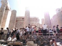 アクロポリスの、パルテノン神殿前門辺りは、
世界中から集まった観光客で、
ごった返しております。