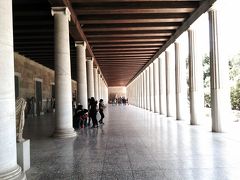 古代アゴラの柱廊です。
奥に博物館もあります。
