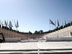 第1回近代オリンピックが開かれた、
パナティナイコ・スタジアムです。
トラックは馬蹄形をしています。
2004年のアテネオリンピックで、
マラソンのゴールとしても使われました。
感動します。