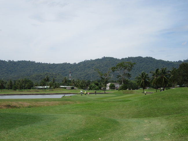 KHAO KHEOW Contry Club<br />水が見えると、体が硬直する.....精神面が自分の弱点か<br />140Ｙショートホール........大きめで打って、寄せでボギー。<br />同伴者は左引掛けて、池ポチャ。