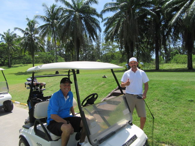 KHAO KHEOW Contry Club<br />□右、ラスベガスからHD6。<br />   グリーンバレーより、こちらがお気に入り。<br />　コースレイアウトが、単純に見えるからかな。<br />　飛ばしはブレて、アイアン距離感が合わなく苦労。<br />◆以前は元気だった。暫くぶりに出会う。<br />　テニス肘で、2ヶ月間不調とか。<br />  以前は、歩きでご一緒。カート利用姿の、体力落ちに驚きあり。<br />☆白B2965Y,C2963Yコース=5928Y....この位がプレーしやすくなった。<br />　それで、入賞。