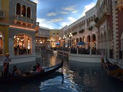 こちらも超有名なホテル、ザ・ベネチアン

イタリアのヴェネツィアをイメージしていて、シンボルは鐘楼や運河、そこに浮かぶゴンドラ等