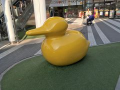 駅前には、巨大な商業施設、イオンレイクタウンがあります。
入口付近に、施設の外壁などにも描かれている、黄色い水鳥の像がありました。
この黄色い水鳥は、レイクタウン内にある池を象徴しているそうです。
