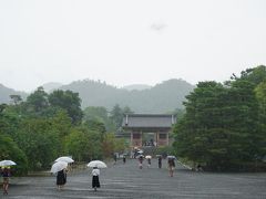 この時間は雨が強くて・・・

でも、雨のおかげでお寺が幻想的に見える。