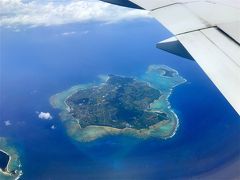 機内はさほど混んでおらず、3人席に二人が座るぐらいでした。

沖縄の離島が見えてきました。伊是名島だと思います。
青い海が上空から見えた瞬間、滅茶苦茶ワクワクしました。
天気予報、外れてくれ～！