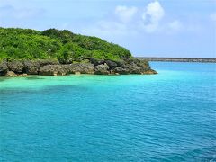 20分ほどで久高島が見えてきました。
沖縄本島では晴れたり曇ったりのお天気でしたが、
久高島では雨女の私が晴天に恵まれることに。
そんでもって何この綺麗な海は…。