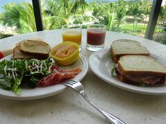 ハワイ3日目の朝食です。
旦那用にサンドイッチ、私はJALの機内食で残したマフィン。、野菜ジュースとオレンジジュース。
ラナイで景色を眺めながらいただくのはハワイならでは。
ゆったりとした一日のスタートです。