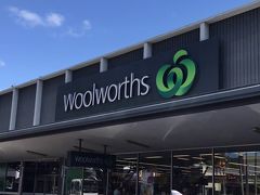 ＜Woolworths（ウールワース）＞
　オーストラリアのいろいろな町にあるスーパーが、「ウールワース」
　海外のスーパーには、日本と違う物がいろいろあり、我が家にとっては、スーパーめぐりも観光の一つです。
　さて、ウールワースにはどんな物があるかな？
　