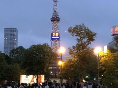 ポテりこを食べ歩きながら、大通り公園へ。
なんと明日は、よさこいソーラン祭り。
皆さん、そわそわしているのがかんじられました。
大通り公園も、演者たちが沢山いらっしゃいましたよ☆

ぜひ見ていたいのですが、明日も予定がつまっておりますので
タクシーでホテルへ戻ります。