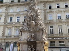 ペスト記念柱

グラーベン通りにあるぺスト記念柱

ヨーロッパのあらゆる場所に建てられているペスト記念柱ですが、ここウィーンでは、1679年にペストが猛威を振るい、その終息を記念してマリア・テレジアの祖父であるレオポルド1世によって建てられました。（現在の姿になったのは1693年）

