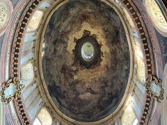 グラーベン通りから少し戻って、ペーター教会へ行ってみました。

天蓋に描かれたロットマイヤーのフレスコ画「聖母マリアの被昇天」


