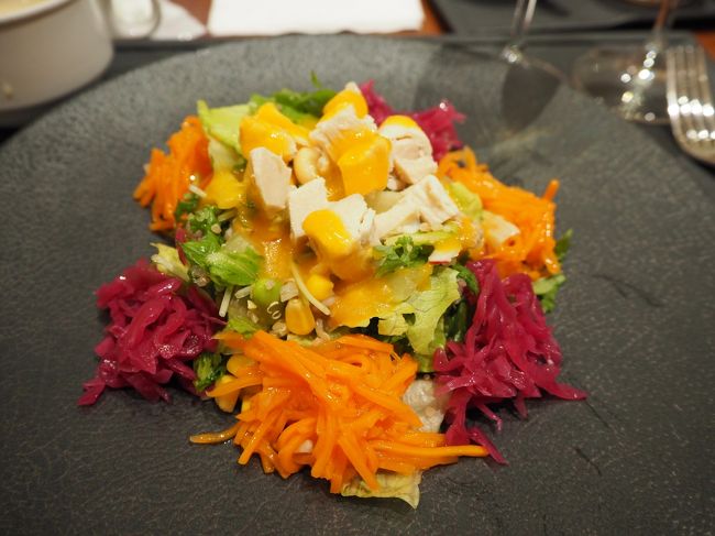 食事は大きく分けて2種類、ビュッフェスタイルのものとオーダー式のものがありました。新しくなって初めての利用だったので、オーダー式のものをトライ。まずはサラダ。