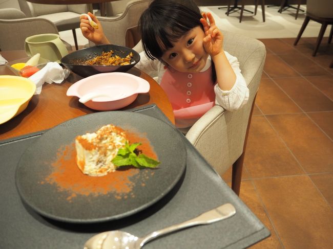 そしてティラミス！娘が食べているのは毎度おなじみのカレーです。