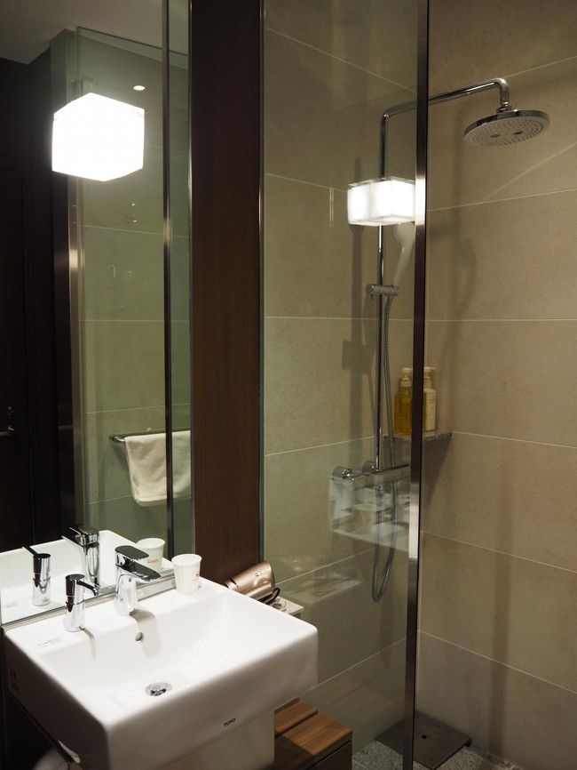 食後はシャワーも浴びて、機内で眠る体勢万全に整えましたが、今回乗ったJAL784便は21:10発。機内食をパスしてアイマスクしてちょうどウトウトしかけた頃に再び機内の照明がつくのは毎度の話で、ほとんど眠れずにホノルルに着きました（到着前に食事が出るわけでもないのになぜ無駄に早く照明をつけるのだろうか、とこの点だけはJALイケてないといつも思います…）