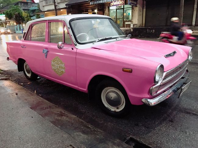 一際目立つピンクの車も。