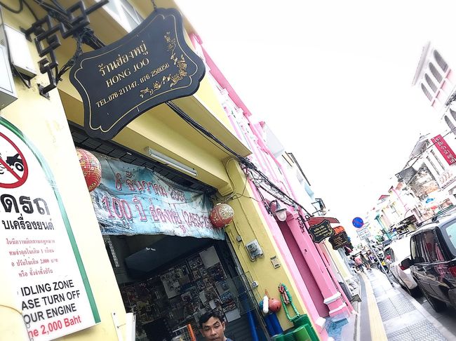 オールドタウンには各お店にこのような看板がありました。