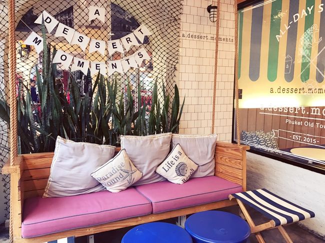 入り口にソファーのブランコがあるんです。<br />