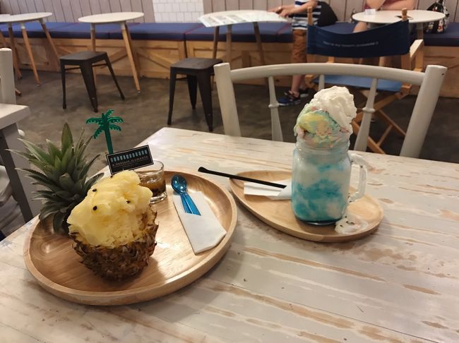 主人はパイナップルの器に入ったかき氷。<br />暑い中さっぱりとして美味しかったです。