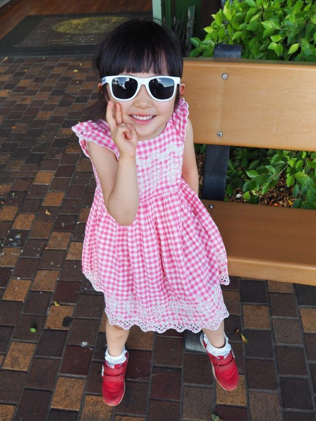 JALの機内で子供向けに配られたサングラスがお気に入り