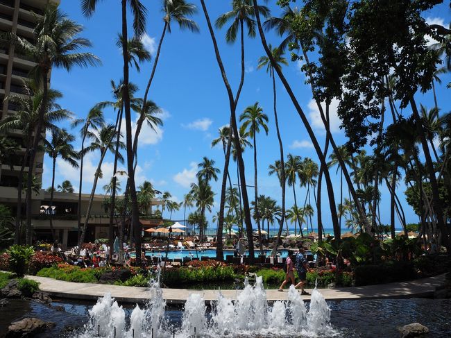 11:30からのフラ・レッスンに参加すべくヒルトンハワイアンビレッジのフロント付近にやってきました。
