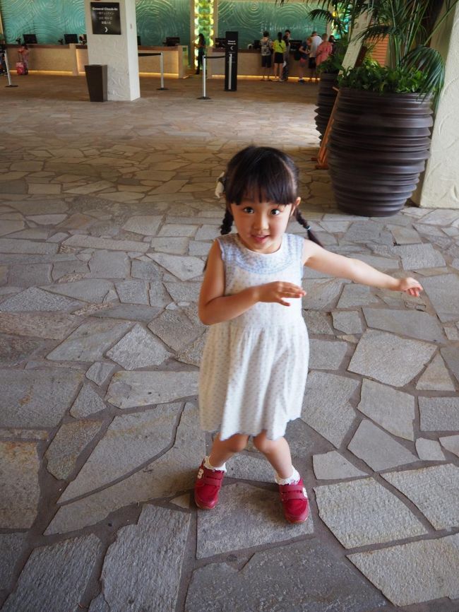 フラダンスがすっかりお気に入りのご様子＠ヒルトンロビー