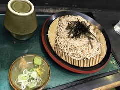 両国駅近くの文殊というお蕎麦屋さんでかなり遅い昼食。
今日は朝が遅かったので、お昼はもんじゃを半分こしただけでお腹ペコペコです。

旦那はざるそば。