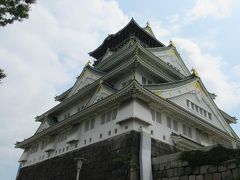 青空の下、横から見上げた大阪城もなかなか。

チケット売り場で尋ね、日本100名城スタンプ押印。