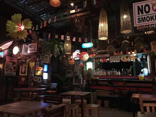 ショッピングを楽しんでたらものすごいスコール！<br />通りがかったお店で夕飯にすることにしました。