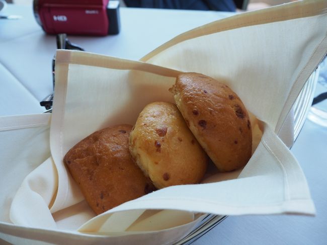 野菜が練りこまれているようなパン。パンからして美味しい！