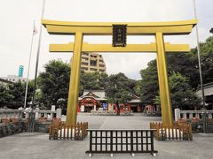 金色の鳥居が印象的な金神社。
