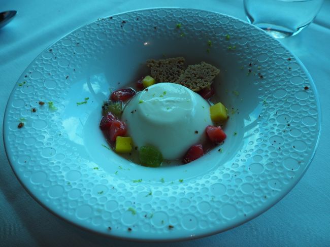 ババロアのデザート。これもアメリカにしては甘過ぎず、全皿楽しました！