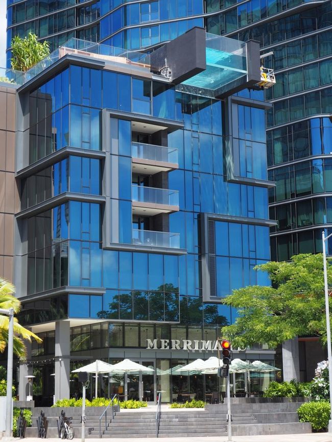 レストランからはアラモアナまで歩いて戻ることにしました。その途中で見かけた超高級コンドミニアム。屋上プールがすごいですね。