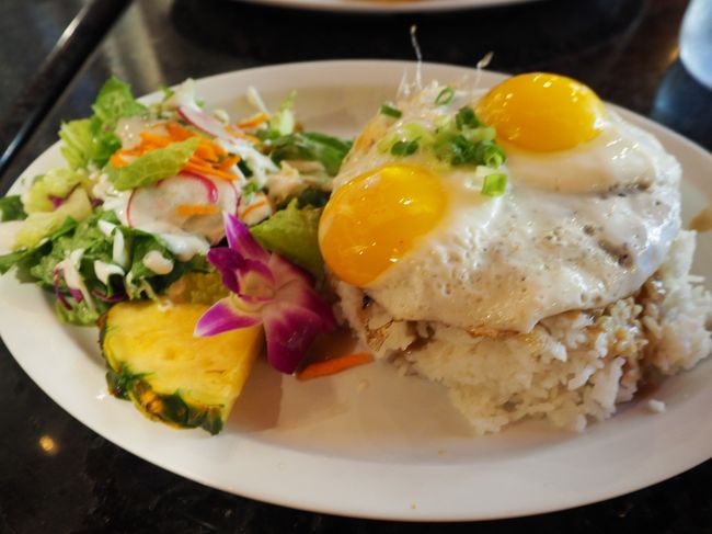 ディナーは疲れてしまい遠出はせずにヒルトンハワイアンビレッジ内の手頃なお店でロコモコをいただきました。