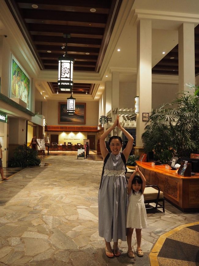 2日目は時差の関係で朝はゆっくりホテルで過ごしました。KALIA TOWERロビーにて。