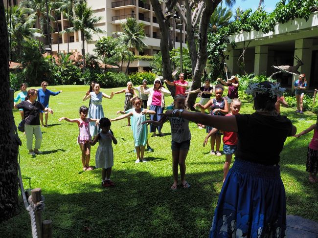 ヒルトンハワイアンビレッジでは宿泊費の他に1泊45ドルものResort Feeが徴収されるのですが、その代わりに無料で受けられるサービスが複数あり、その一つがこのフラ・レッスンでした。現地のフラの先生がやってきて、ホテル内の芝生の敷地で約30分ほどのフラ・レッスン。妻も娘もとても楽しんでおりました。