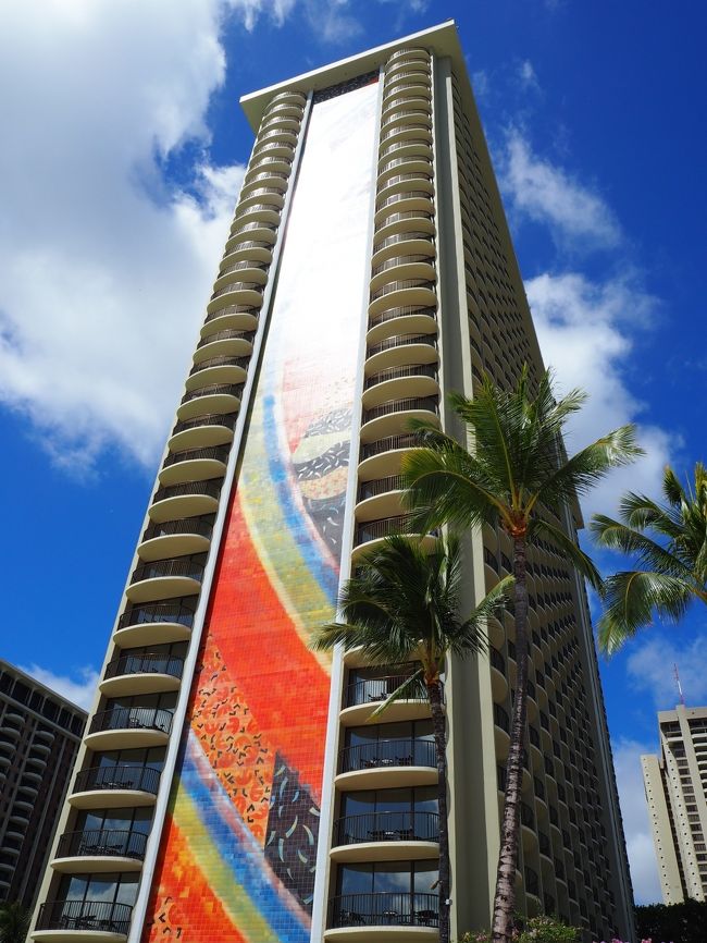 ヒルトンハワイアンビレッジの象徴とも言えるレインボータワー