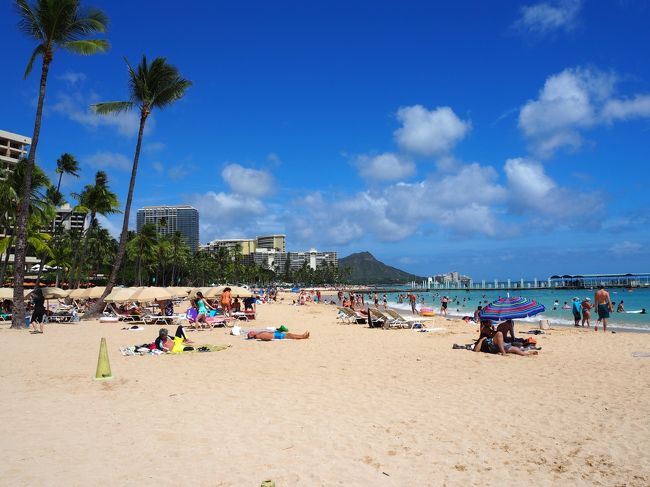 午後はビーチとプールでのんびり。ジリジリとすごい日差しでした。