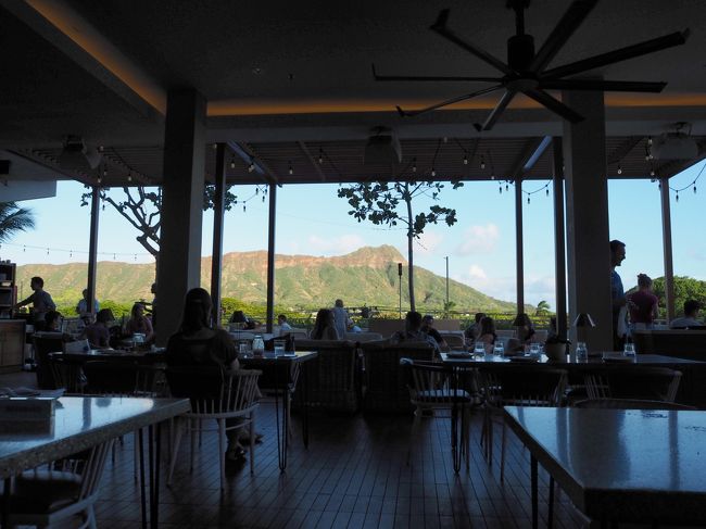 夕食にはQueen Kapiolaniホテルの二階にあるDeckというレストランに行ってみました。