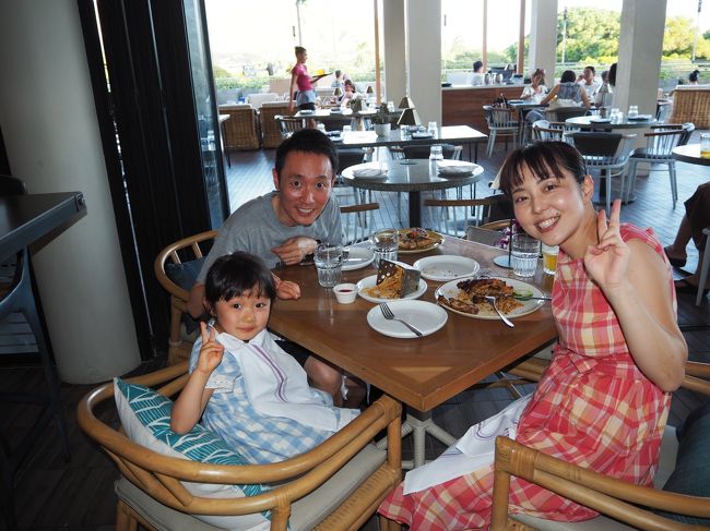 家族で記念写真。店内では、生演奏と生の歌声が聴けるようなパフォーマンスが何度もありました