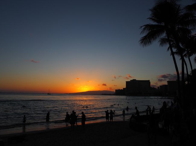 ワイキキビーチから見たきれいな夕陽。<br />続きは次の旅行記にてご紹介したいと思います。
