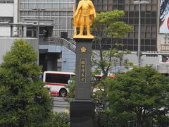 岐阜駅北口前広場に織田信長の黄金像があります。
金ぴかで綺麗です。
