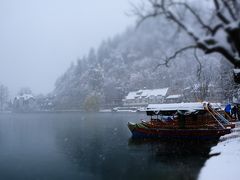 ブレット湖畔9:00到着
湖の真ん中にある島までは手漕ぎの小さなボートのみです。
吹雪いている中で問題ないのか？？？