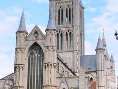ホテルでゆっくりする間もなく、街歩きに出かけました。
最初にやって来たのは、すぐそばにある『聖ニコラス教会』でした。

この教会は、スヘルデ・ゴシック様式の最高傑作とされる建築物。スヘルデ・ゴシック建築とは、スヘルデ川（レイエ川はスヘルデ川の支流）周辺のみで見られるゴシック建築のことらしく、トゥルネー地方産の青味のある石を使って建てられたとのことです。11世紀から建築され13世紀に完成された、ゲント商人の富と文化の高さを象徴する教会でもあるそうです。