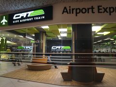 ●CAT/Wine-mitte駅

メトロで、Volkstheater駅で乗り換え、Landstrasse駅までやって来ました。
CITY AIRPORT TRAIN。
略して、CATです。
この中でチェックインを済ませます。
ただし、チェックイン出来る航空会社は限られているようなので、利用する場合はチェックが必要です。ちなみに、僕たちは、この後、スイスインターナショナルエアラインズを利用しますが、チェックインは可能でした。