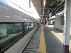 甲府駅には２分遅れの１４時５分の到着でした。
ホームに降りたらあつーい！この日の甲府の最高気温は３６．４℃　！