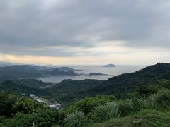 曇り空が気になるところですが、「十分と九分は同じお天気だから大丈夫だよ！」とドライバーさんの言葉どおり。雨が多い九分がかろうじてお天気もちました！

駐車場（集合場所）から海が見えました。

