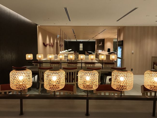 新しくなった成田のJALファーストクラスラウンジ。入って左に進むとバーと寿司カウンターがありました